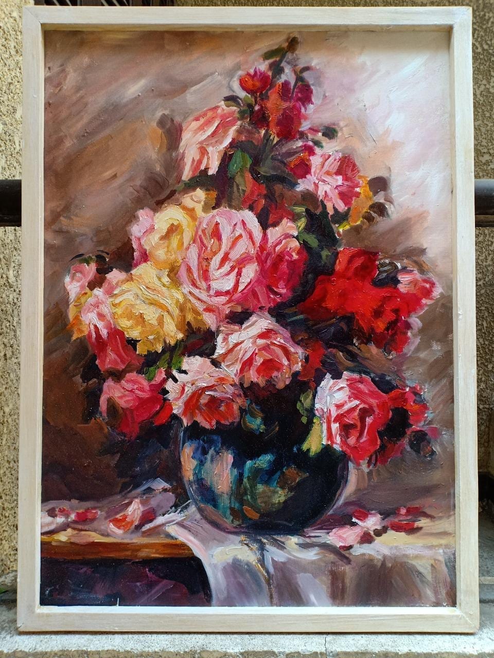 Bouquet de roses pivoines roses, rouges et jaunes dans un vase profond.