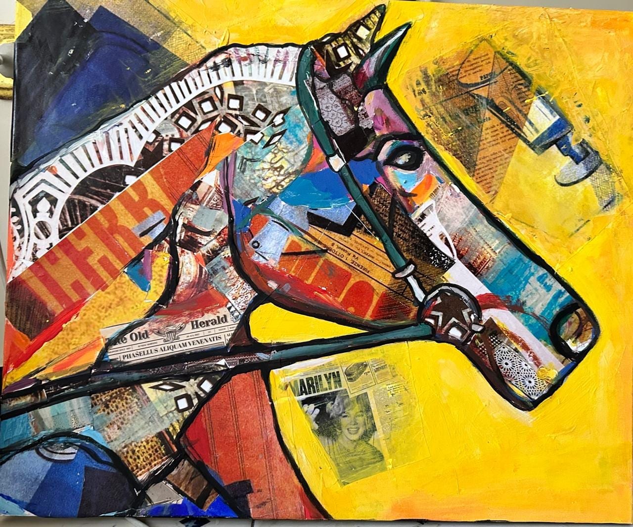 Tête de cheval en collage sur fond jaune, fragments de presse anglophone.