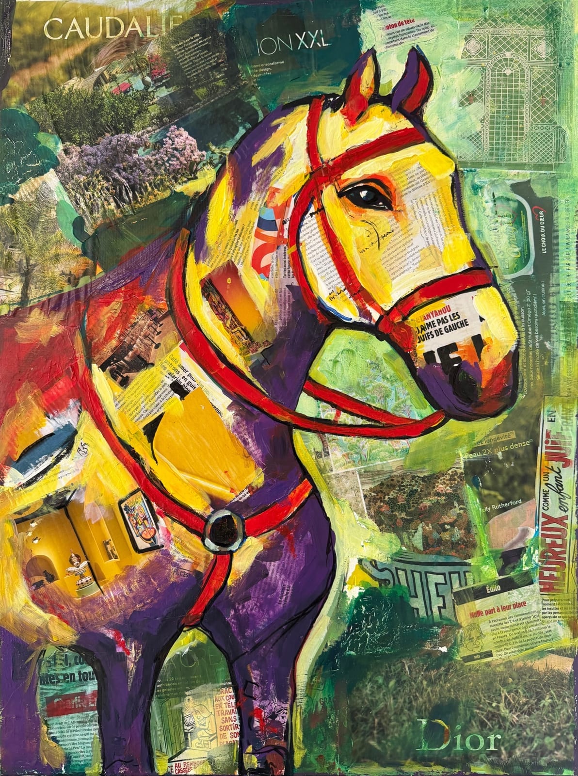 Cheval doré avec un harnais et une bride rouges, sur fond végétal vert et violet.