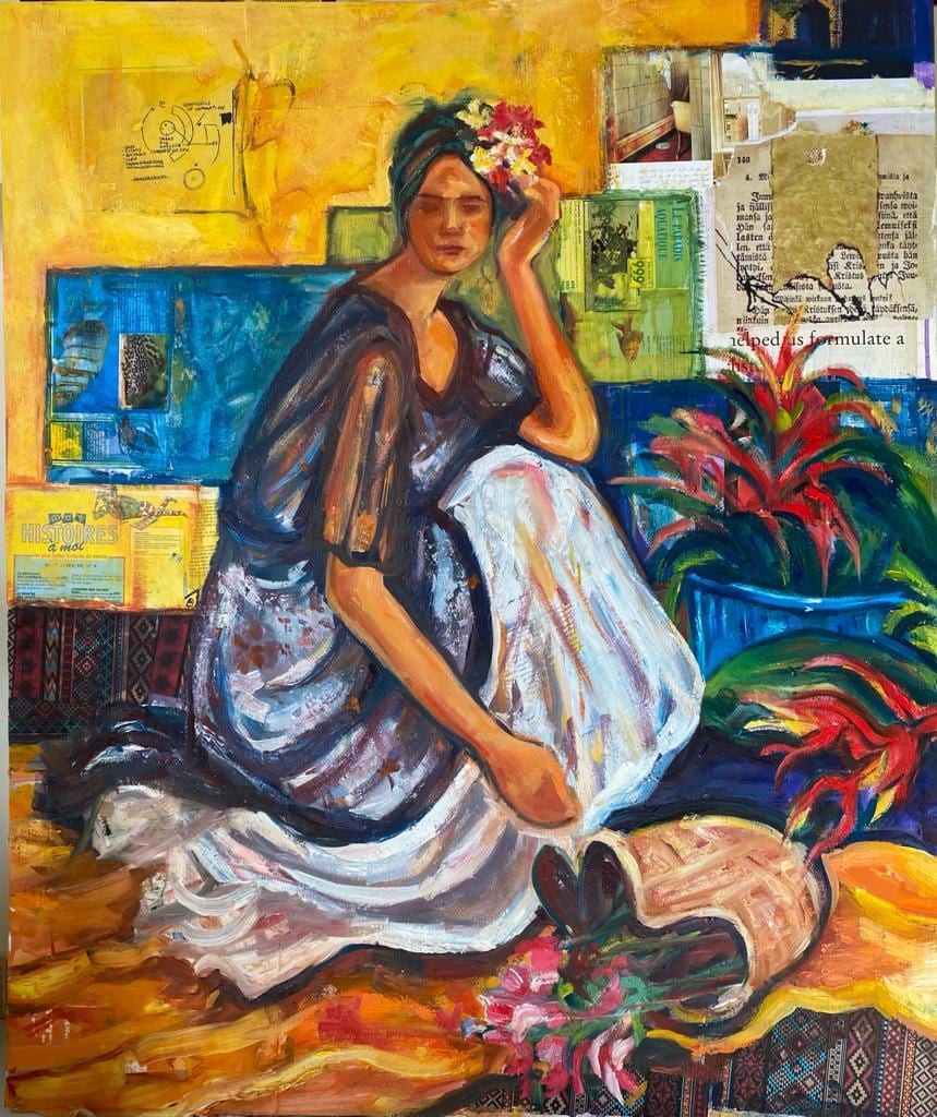 Portrait d'une jeune femme en robe blanche, fleurs dans les cheveux, fond ocre à collages bleus.