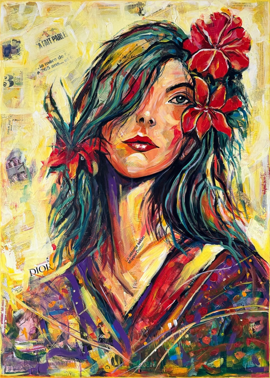 Portrait d'une jeune femme aux cheveux sombres, fleurs d'hibiscus rouges dans les cheveux, fond jaune et fragments de presse.