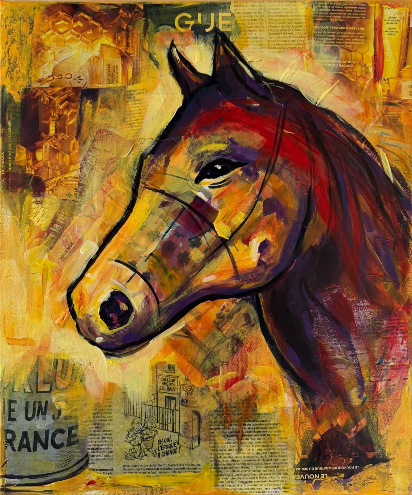 Profil de cheval aux tons dorés et bruns sur fond ocre, fragments de presse en bas dont une signalétique scolaire.