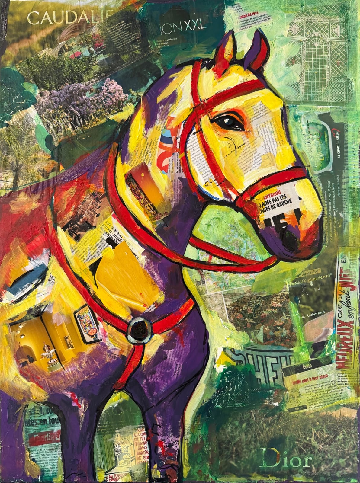Cheval doré avec un harnais et une bride rouges, sur fond végétal vert et violet.